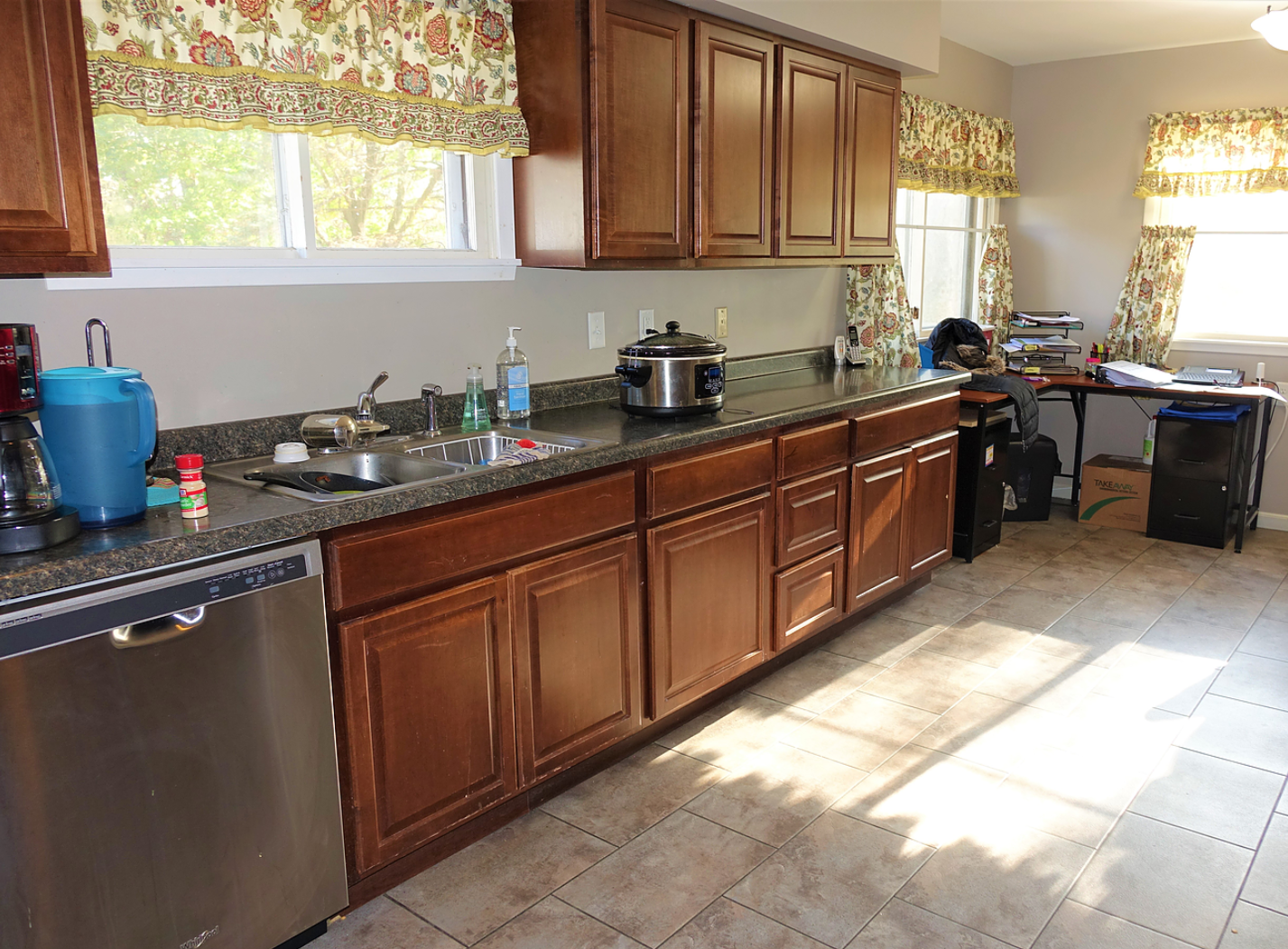 Eat-in kitchen with full appliances